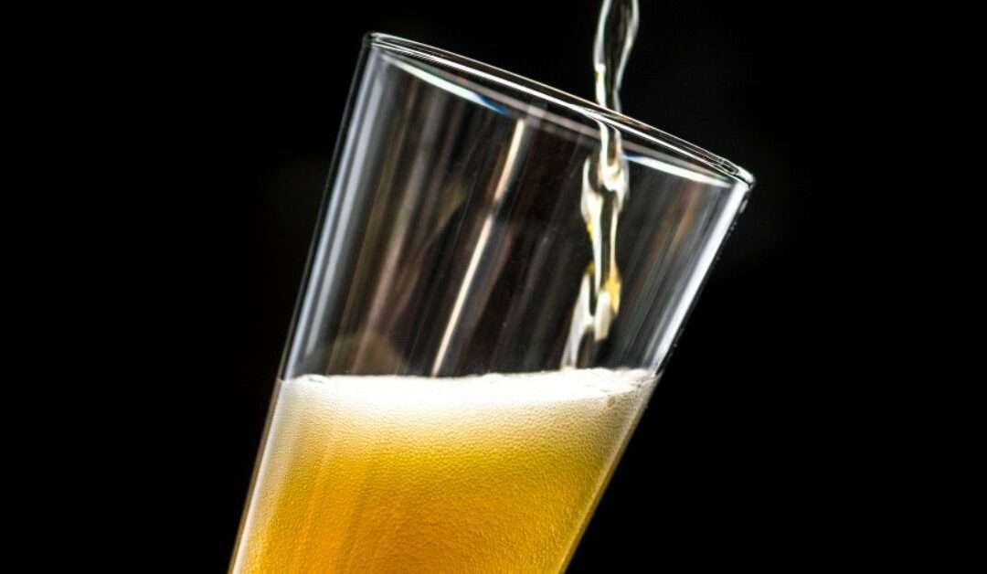 Bere birra prima di dormire: aiuta o peggiora l’insonnia? La risposta sa dell’incredibile