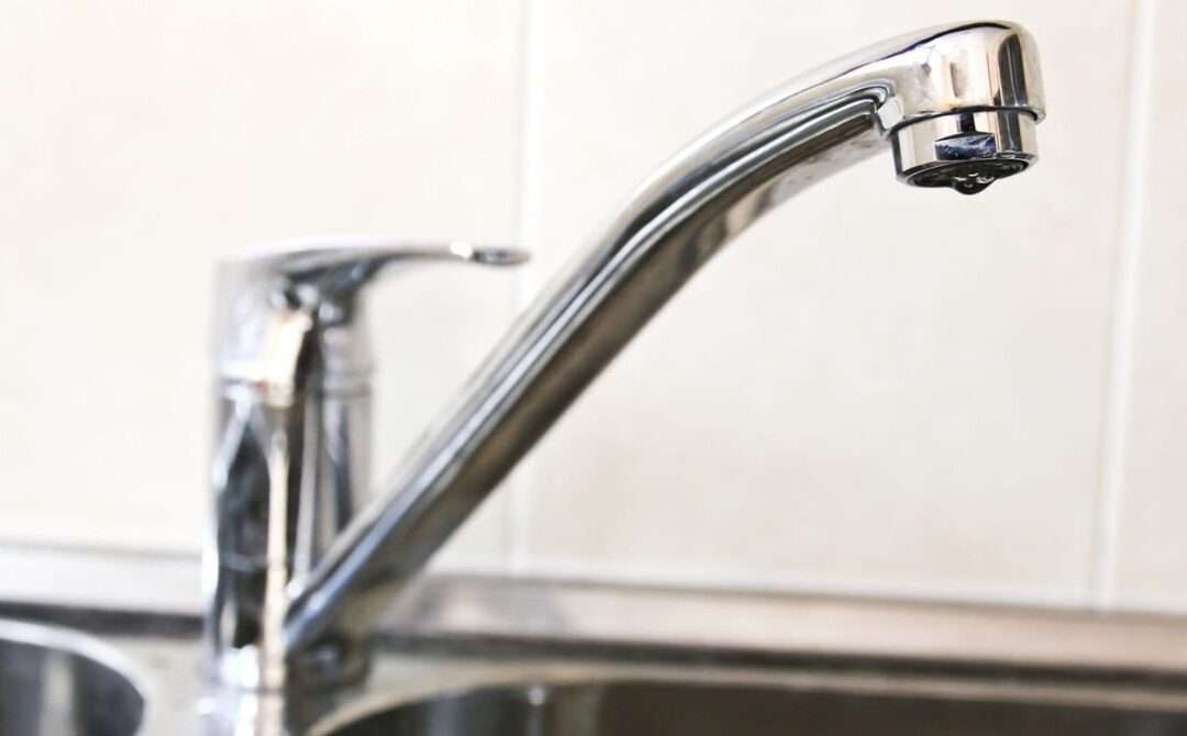 5 Rimedi per togliere il calcare dai rubinetti intasati usando il trucco della nonna